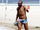 Emerson Sheik vai à praia e brinca com paparazzo: 'Tô curtindo sozinho'