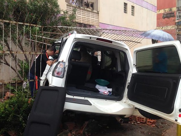 Carro bateu em grades da garagem de um condomínio (Foto: Ana Paula Muniz/TV Mirante)