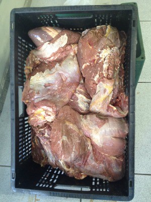 Parte da carne foi levada para a delegacia do consumidor, no Recife. (Foto: Fernando Rêgo Barros/TV Globo)