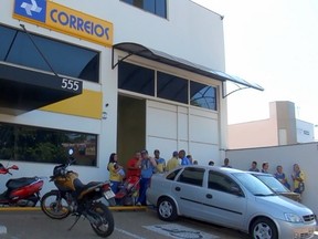 G1 - Funcionários dos Correios fazem greve em unidade em ...