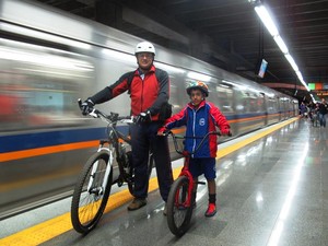 Ciclistas em estação do metrô no Distrito Federal (Foto: Luis Santos/ Divulgação)
