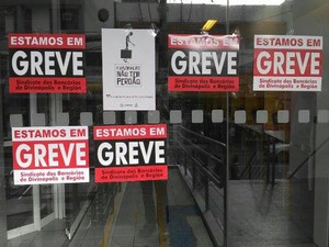 Bancos amanheceram cobertos de cartazes anunciando greve em Divinópolis (Foto: G1/G1)