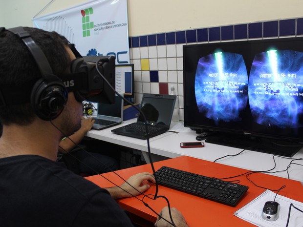 Para pesquisadores, óculos de realidade virtual ajudaria no tratamento de fobias (Foto: Catarina Costa/G1)