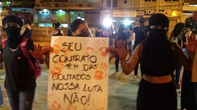 Mulheres protestam contra a contratação do goleiro Bruno Fernandes pelo Boa Esporte (Foto: Bruno Giufrida)