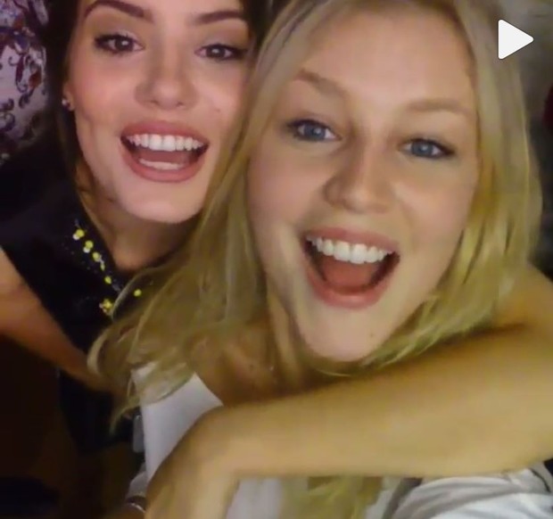 Camila Queiroz e Rhaisa Batista brincam na festa de despedida da novela Verdades Secretas (Foto: Reprodução/Instagram)