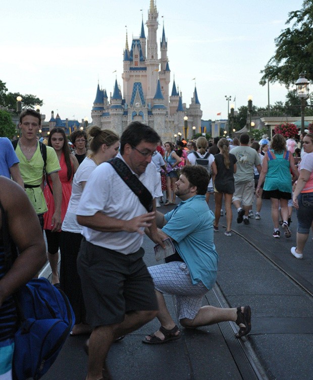 Turista acabou aparecendo na frente no exato momento em que a foto do pedido de casamento seria tirada (Foto: Reprodução/Imgur/SpnkyHappy)