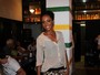 Ex-BBB Aline vai a restaurante carioca