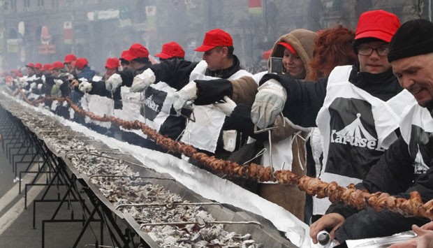 Cozinheiros preparam o shashlik gigante (Foto: Sergii Polezhaka/Reuters)