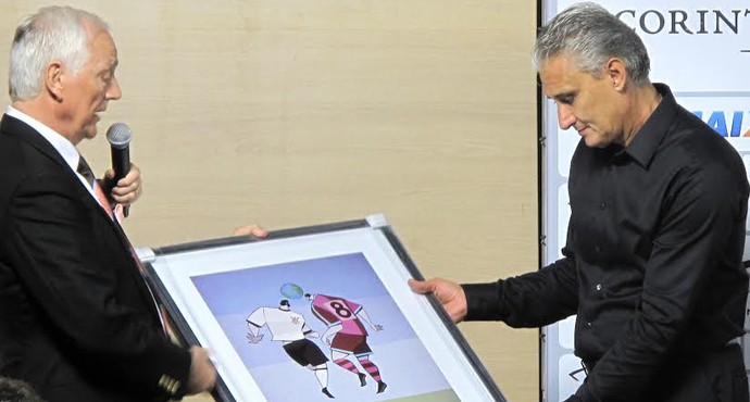 Em jogo de homenagens, Tite ganha presentes do presidente do Casuals