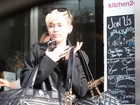 Miley Cyrus surpreende ao usar look sóbrio