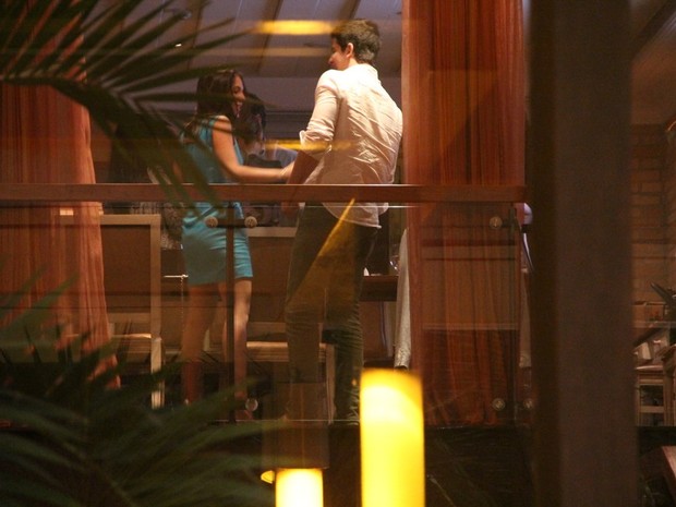 Enzo Celulari e a namorada, Rafaella Rique, em restaurante na Zona Oeste do Rio (Foto: Rodrigo dos Anjos/ Ag. News)