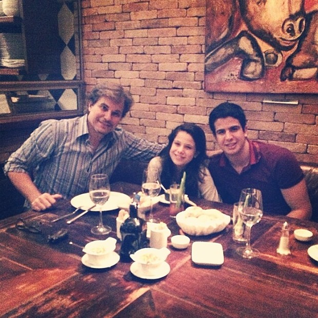 Edson Celulari com os filhos, Sophia e Enzo, em restaurante no Rio (Foto: Instagram/ Reprodução)