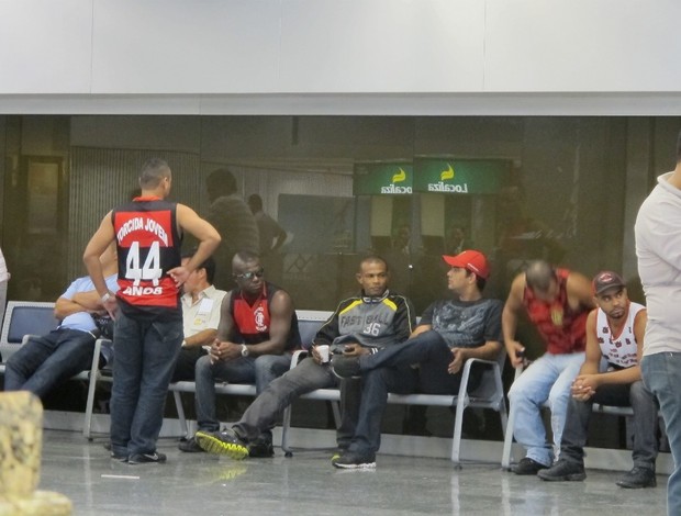 Torcida do Fla no aeroporto (Foto: Thales Soares / Globoesporte.com)