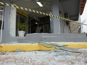 Parte da agência do Banco do Brasil ficou destruída (Foto: Giácomo Miranda/ Diário Alto Vale)