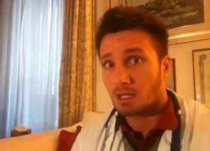 Gabriele Benedetti explica porque uma transexual operada é uma mulher (Foto: Reprodução / Youtube)