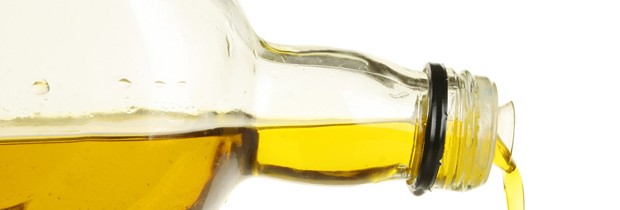 O azeite de oliva tem propriedades antioxidantes, mas deve ser consumido como qualquer gordura (Foto: Think Stock)