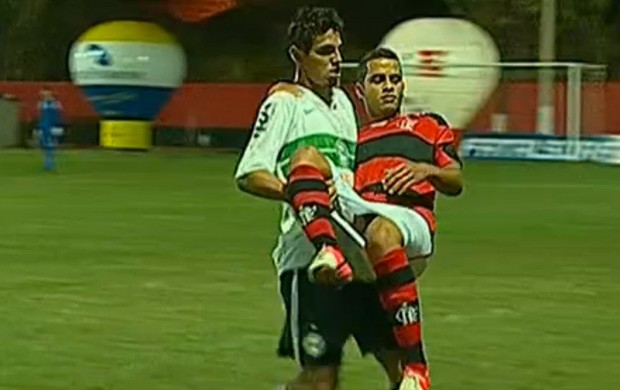 Rodolfo, do Flamengo, sai de campo carregado por adversário (Foto: Reprodução SporTV)