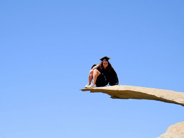Mulher tira foto com roupa de formatura na pedra da batata (Foto: Bryan Miraflor/Creative Commons)