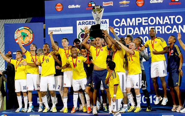Cristian Bonilla recebe o troféu de Campeão da Colômbia (Foto: Reuters)