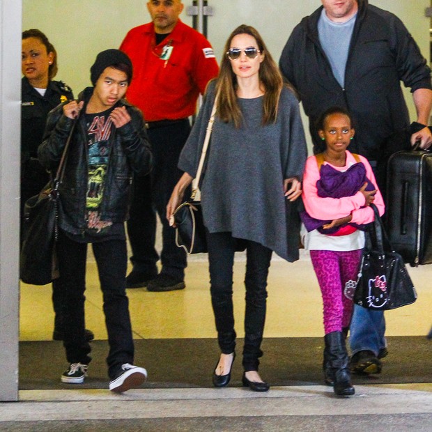 Angelina Jolie com os filhos Maddox e Zahara (Foto: AKM)