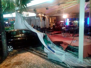 Carro desgovernado saiu da pista e atingiu palco do bar  (Foto: Heloísa Lemos/G1)