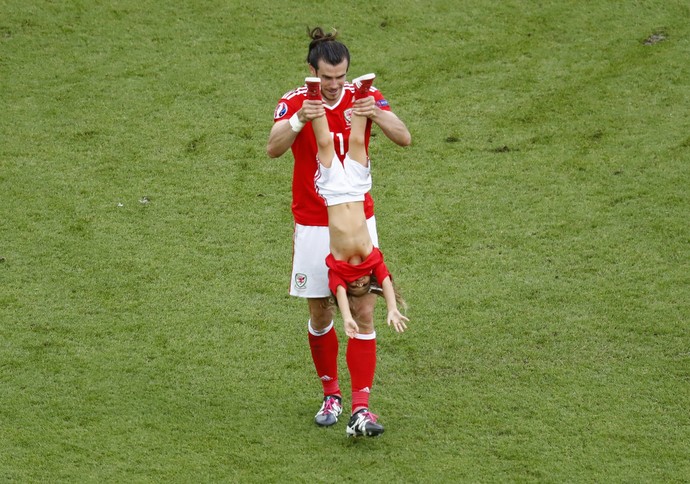 Gareth Bale e a filha, País de Gales (Foto: REUTERS/Christian Hartmann)