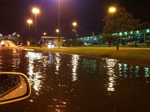 Alagamento na entrada da ponte Colombo Salles, na Capital (Foto: Melina Cauduro/RBS TV)