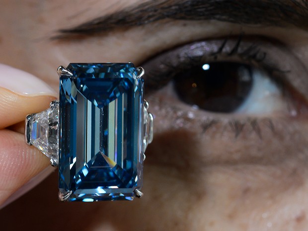 Ele é classificado na categoria - Fancy vivid Blue -, a cor mais rara para os diamantes azuis. (Foto: AFP)