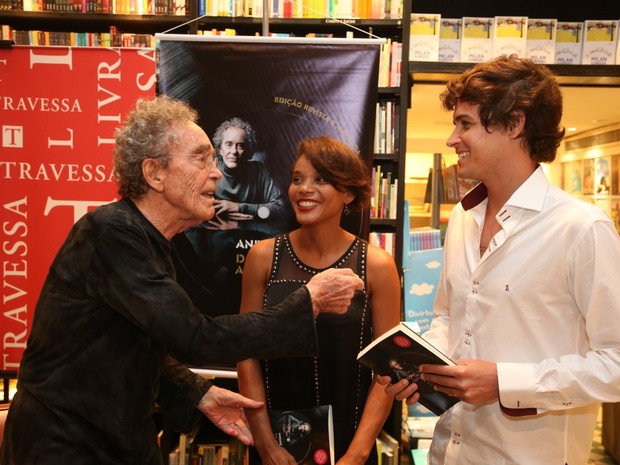 André Midani, Felipe Dylon e Aparecida Petrowky em lançamento de livro na Zona Sul do Rio (Foto: Delson Silva e André Freitas/ Ag. News)