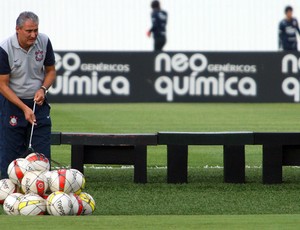 Tite mirando corinthians (Foto: Anderson Rodrigues/Globoesporte.com) Tite mirando corinthians (Foto: Anderson Rodrigues/Globoesporte.com)