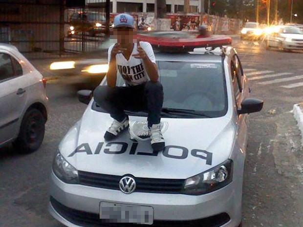 Adolescente se apresenta à polícia após postar foto sobre viatura na PB (Foto: Reprodução/Facebook.com)