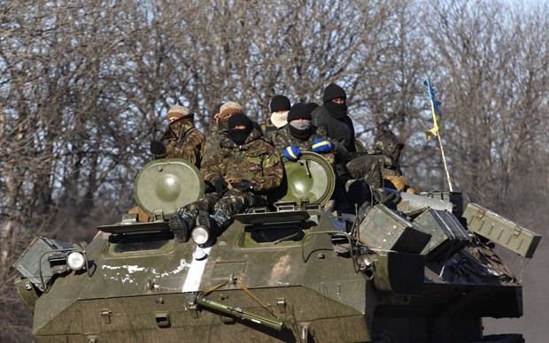  Soldados do governo ucraniano dirigem-se para a cidade de Debaltsevo, onde fortes combates ocorrem entre soldados ucranianos e separatistas (Foto: AP Photo/Petr David Josek)