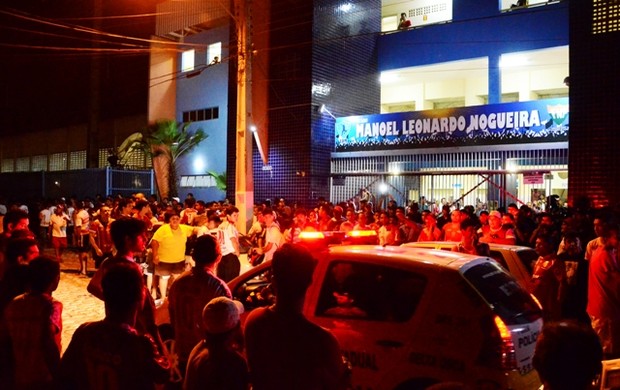 Torcedores do Potiguar de Mossoró esperam no Nogueirão para agredir árbitro (Foto: Wilson Moreno/Gazeta do Oeste)