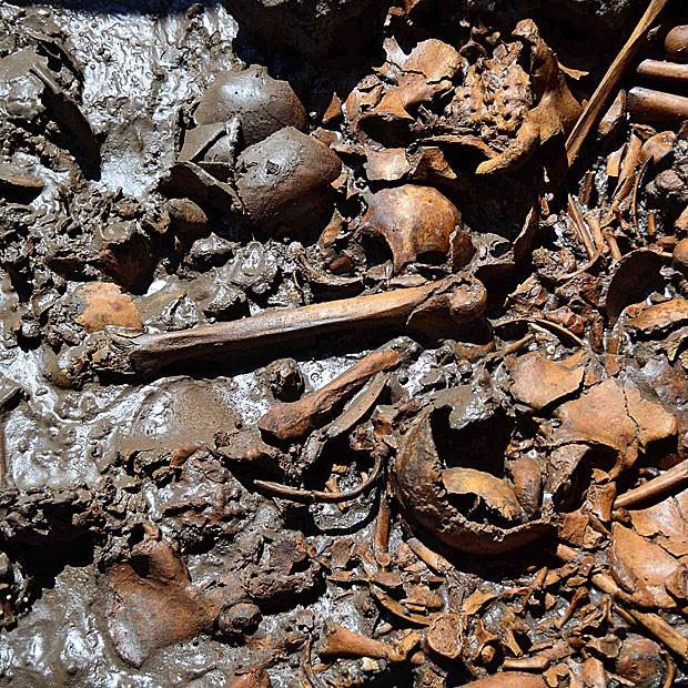 Cova coletiva de 500 anos descoberta no centro da Cidade do México (Foto: AFP)