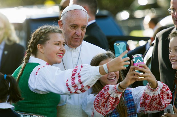 Filhos de funcionários da embaixada da Lituânia nos EUA fazem selfie com o Papa Francisco antes de sua chegada à Casa Branca nesta quarta-feira (23) (Foto: Cliff Owen/AP)