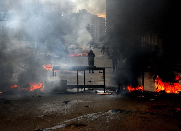 Protesto em Alexandria mobilizou tropas do Exército no Egito (Foto: Heba Khamis/AP)