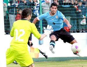 Luis Suárez no amistoso do Uruguai contra o Chile para as olimpíadas (Foto: EFE)