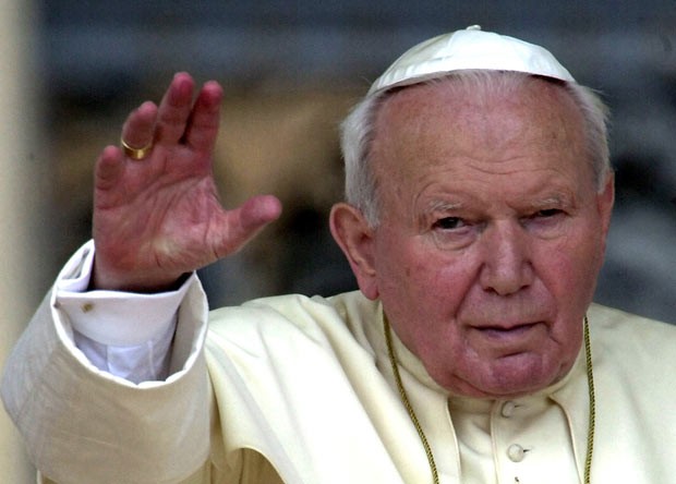 O Papa João Paulo II em 2 de maio de 2001 na Praça de São Pedro, no Vaticano (Foto: AP)