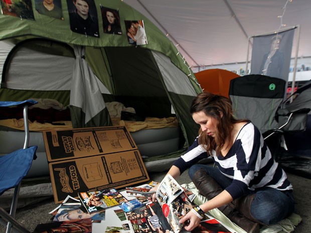 No 'camping' improvisado por fãs de 'Crepúsculo', a jovem Heather Hagan faz um poster dentro de sua barraca, montada diante do local onde acontece a première do último capítulo da saga (Foto: Matt Sayles/Invision/AP)