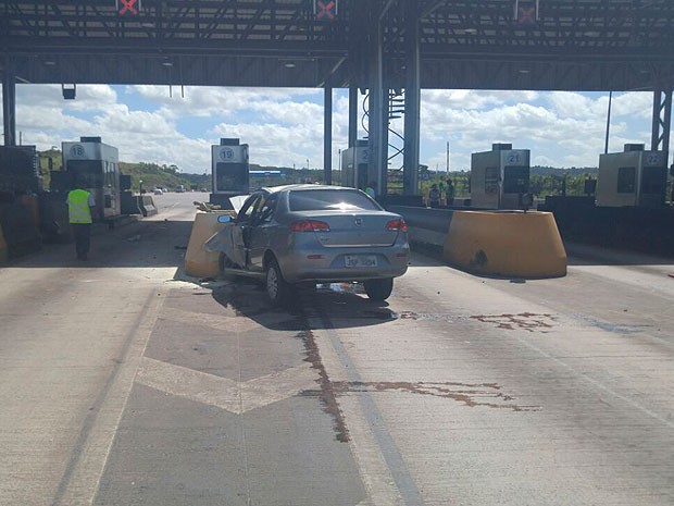 Motorista morreu após bater carro em barreira de proteção de pedágio, em Simões Filho (Foto: Divulgação/PRF)