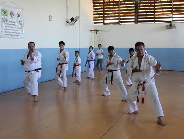 Equipe de karatê da escola Tiradentes em Porto Velho (RO). (Foto: Larissa Vieira/GLOBOESPORTE.COM)