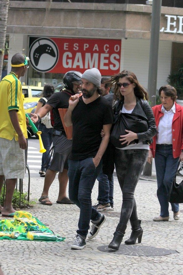 Alinne Moraes e marido andando no Leblon, RJ (Foto: JC Pereira/AgNews)