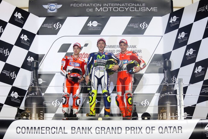 Valentino Rossi com Andrea Dovizioso e Andrea Iannone no pódio do GP do Catar (Foto: Divulgação)
