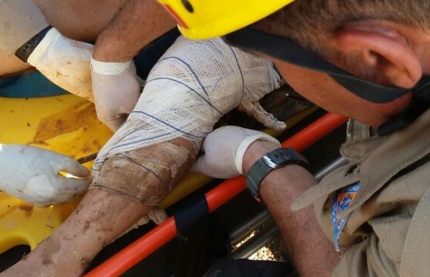 Garoto é resgatado pelos bombeiros após cair dentro de cisterna, em Goiás (Foto: Divulgação/Corpo de Bombeiros)