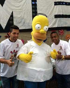 Petros e Malcom fazem a alegria de jovens carentes em ação social