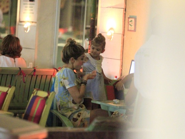 Grazi Massafera com a filha, Sofia, em restaurante na Zona Oeste do Rio (Foto: Delson Silva/ Ag. News)