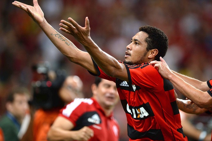 Hernane comemora gol Flamengo e Emelec (Foto: Alexandre Vidal / Fla Imagem)