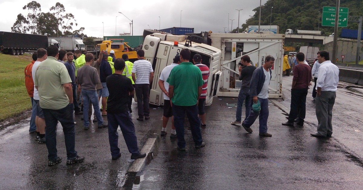 G Carreta Tomba E Interrompe Tr Nsito Na Br Em Navegantes