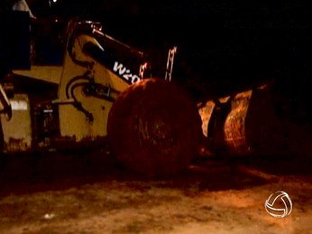 Operários trabalharam durante a noite no reparo da MT-170. (Foto: Reprodução/TVCA) Operários trabalharam durante a noite no reparo da MT-170. (Foto: Reprodução/TVCA)