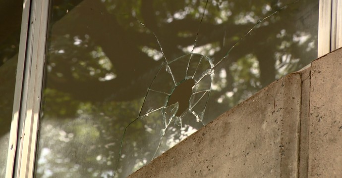 Vidro quebrado Brinco de Ouro, Guarani (Foto: Carlos Velardi/ EPTV)